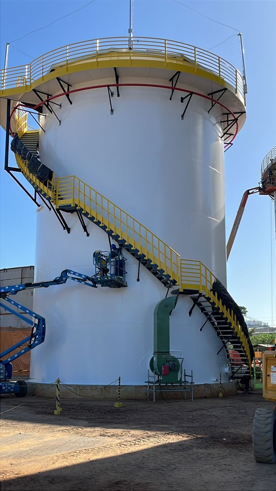 Trabalho em tanque com plataforma elevatória