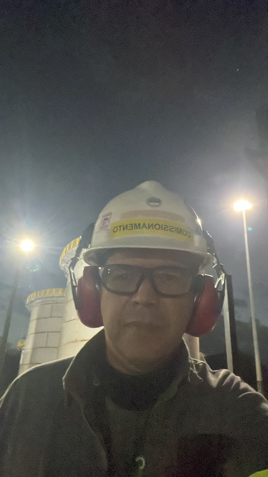 Trabalho noturno com EPI completo